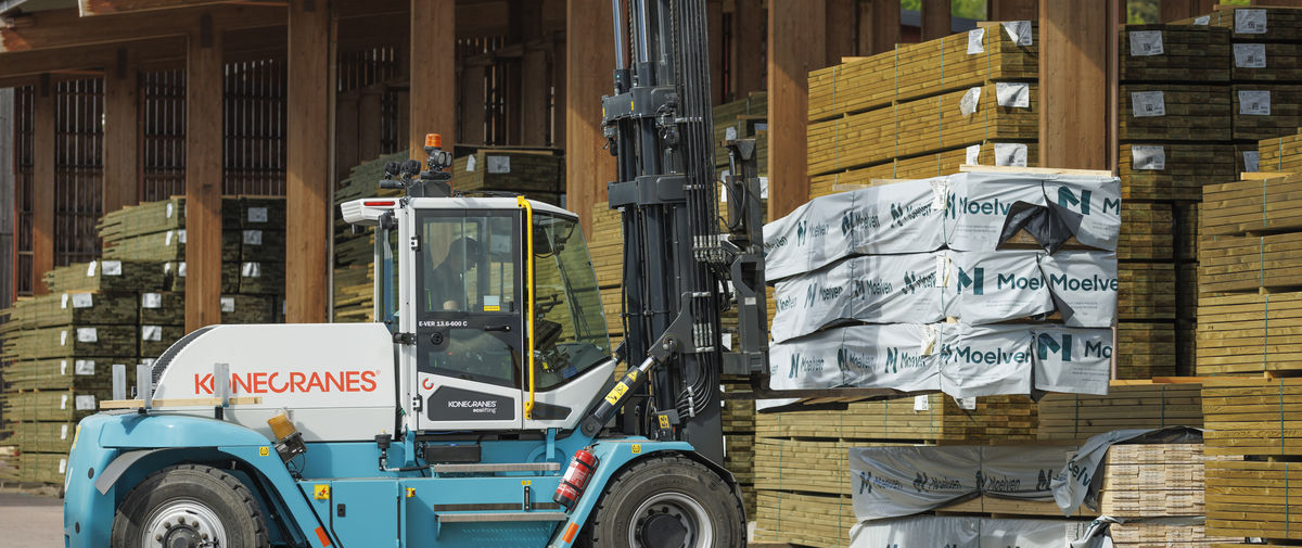 A person driving a Konecranes lifttruck.